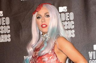 lady-meat-gaga La Gaga es toda una iconoclasta
