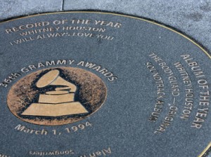 La placa de bronce en la acera de LA Live atestigua el éxito de Houston en la 36 entrega de los Grammys, caundo ganó la categoría de Grabación del Año por "I Will Always Love You"