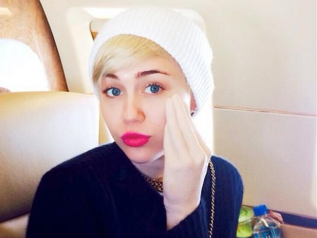 miley-adonis hand