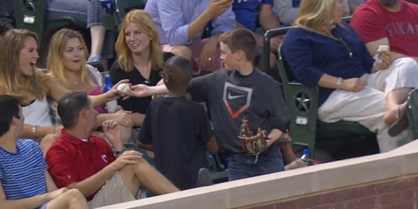 adecente-roba-el-coraz-n-de-chica-en-juego-de-baseball
